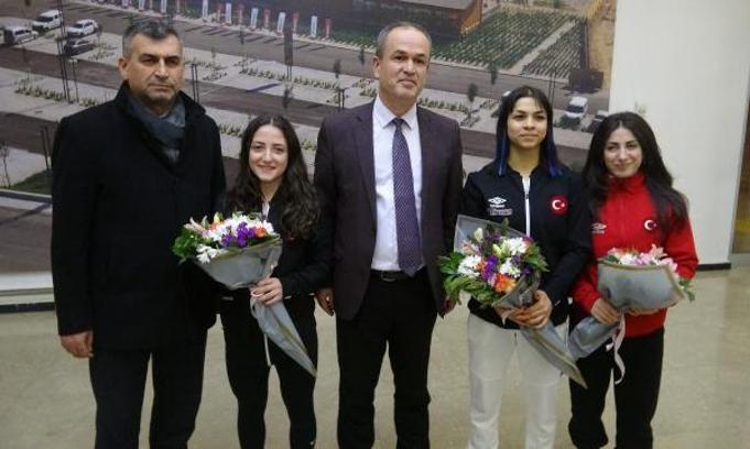 Avrupa şampiyonu halterciler Konya'da çiçeklerle karşılandı