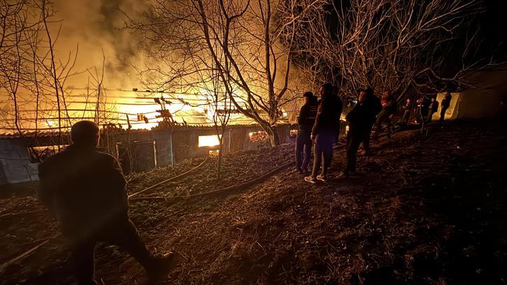 Zonguldak'ta, tekstil ürünlerinin bulunduğu depo yanarak küle döndü