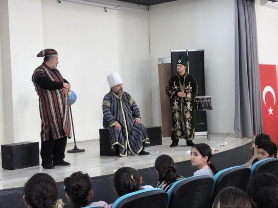 Derik'te bin öğrenciye ‘Şahidimiz Anadolu’ tiyatro oyunu sergilendi