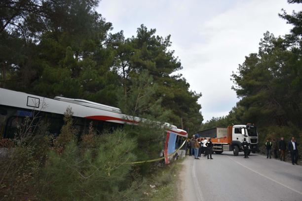 TIR, belediye otobüsüne çarptı; 1 ölü, 3 yaralı