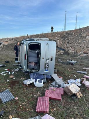 Mardin'de kontrolden çıkarak takla atan hafif ticari aracın sürücüsü yaralandı