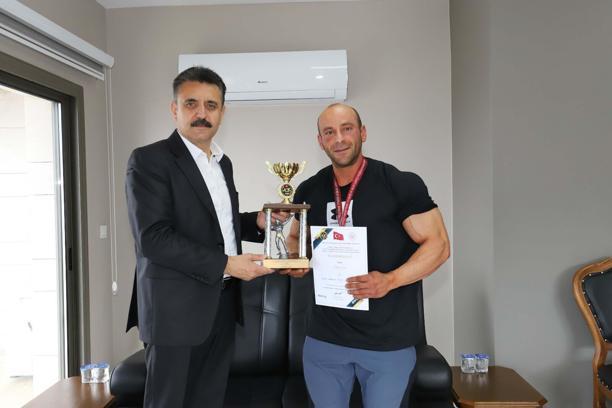Şampiyonluk kupasını Başkan Kırgöz'e getirdi