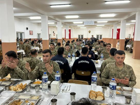 Şereflikoçhisar'da askerler, şehit aileleri ve gazilerle iftar
