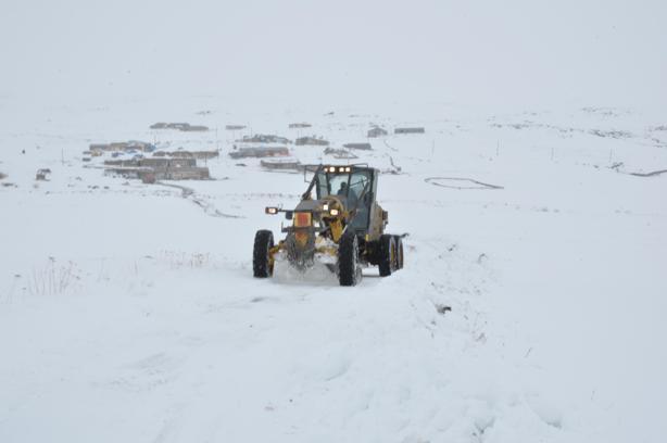 Kars'ta kar ve tipi; 47 köy yolu kapandı
