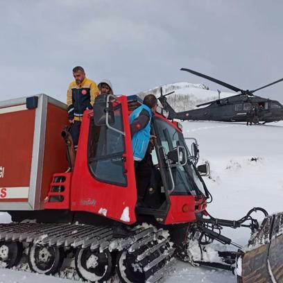 Bingöl’de dağda mahsur kalan 2 avcı, askeri helikopterle kurtarıldı