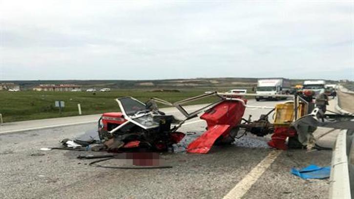 Edirne'de minibüsle çarpışan traktörün sürücüsü öldü