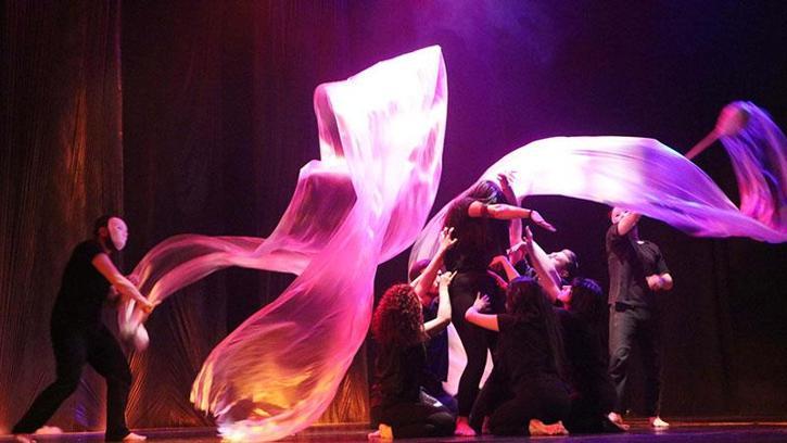 Tiyatro öğrencilerinden 'Vaveyla' oyunuyla Gazze'deki katliam için 'sessiz çığlık'