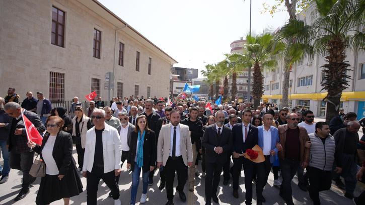 Tarsus'ta başkan adayının aracına saldırıya tepki yürüyüşü