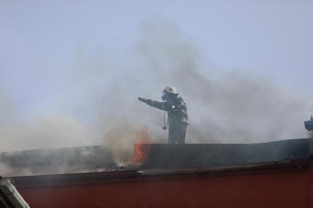 Kapaklı'da yangında iki binanın çatısı hasar gördü