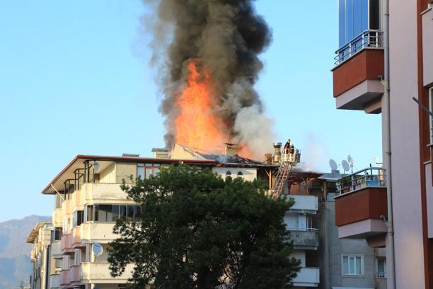 Tokat’ta 5 katlı apartmanın çatısı alev alev yandı