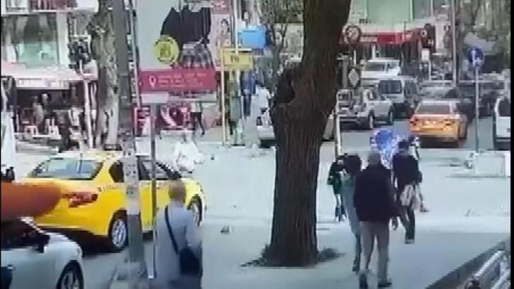 İstanbul- Güngören'de taksiciyle yayanın kavgası kamerada