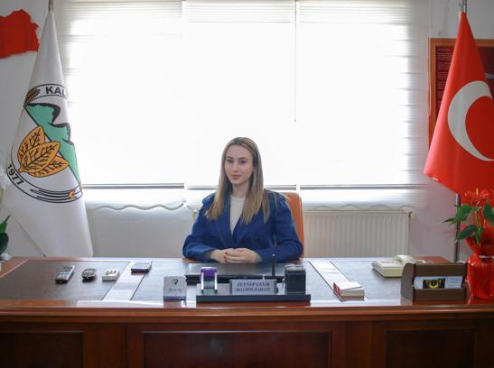 Türkiye'nin en genç belediye başkanı Zeynep Çelik, mazbatasını aldı