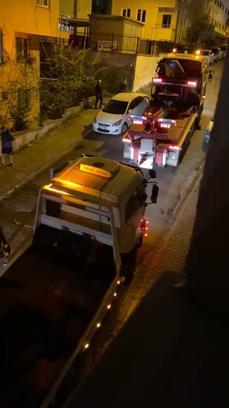 İstanbul- Çekmeköy'de yokuşta geri kayan çöp kamyonu 3 araca çarptı