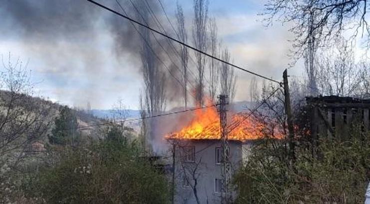 Tosya'da 2 katlı ahşap evde yangın