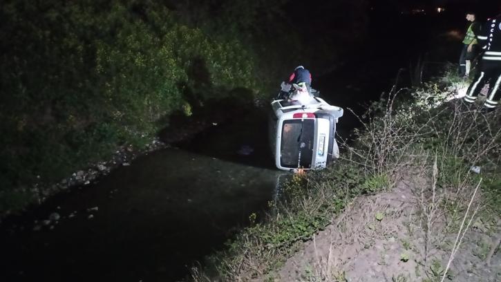 Kocaeli'de su kanalına uçan hafif ticari aracın sürücüsü yaralandı