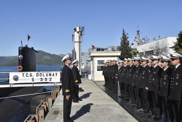 Görevli oldukları 'TCG Dolunay' denizaltısında bayramlaştılar