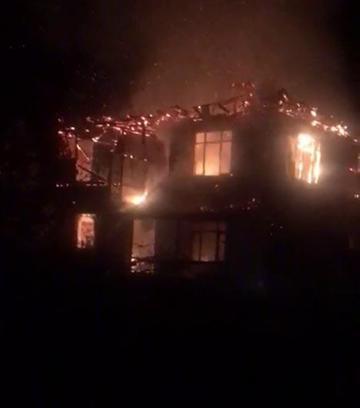Elektrikli battaniyeden çıkan yangında 2 katlı ev yandı