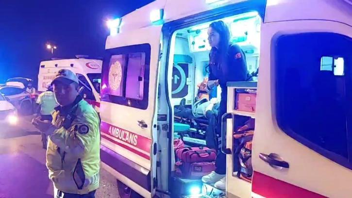 İstanbul-  Kartal'da, yarışan 3 otomobilin sürücüsü zincirleme kazaya neden oldu: 5 yaralı
