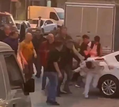 İstanbul - Gaziosmanpaşa'da kıraathanede tartıştılar sokakta tekme tokat darbettiler