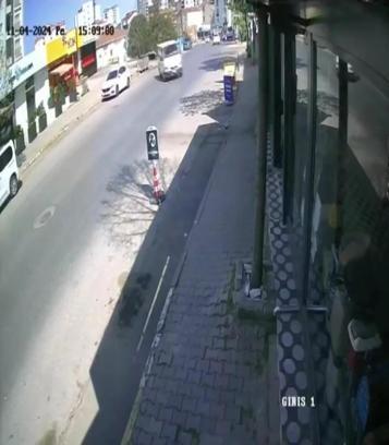 İstanbul- Tuzla'da motosikletlinin minibüse çarptığı anlar kamerada