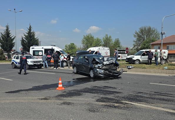 Hafif ticari araca otomobil çarptı: 3 yaralı
