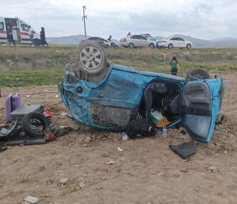 Kayseri'de, takla atıp tarlaya uçan otomobildeki 3 kişi yaralandı
