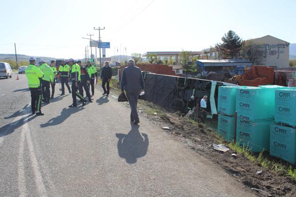 Malatya'da yolcu otobüsü devrildi; 1'i ağır 22 yaralı