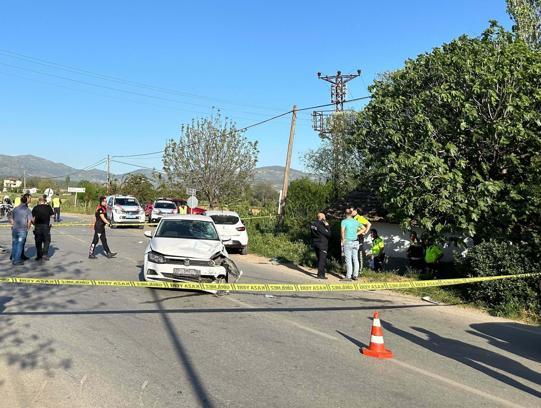 Polisten kaçarken art arda 2 otomobilin çarptığı motosikletteki yolcu öldü, 1'i ağır 2 yaralı