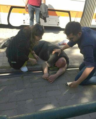 Eskişehir'de, tramvayın çarptığı polis memuru ağır yaralandı