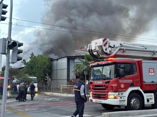 İzmir'de, kaplama fabrikasındaki yangın plastik fabrikasına da sıçradı