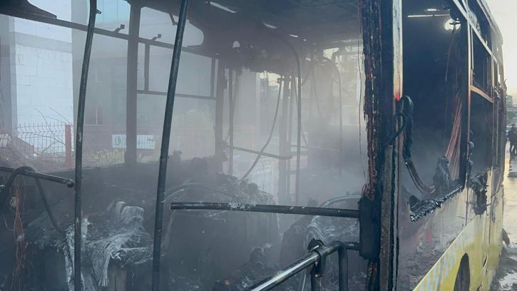 İstanbul - Sultanbeyli’de İETT otobüsü alev alev yandı