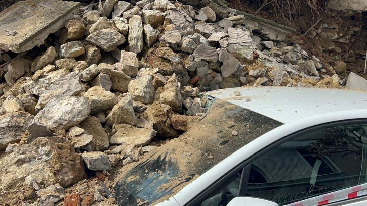 İstanbul - Üsküdar’da sitenin duvarı iki otomobilin üzerine çöktü