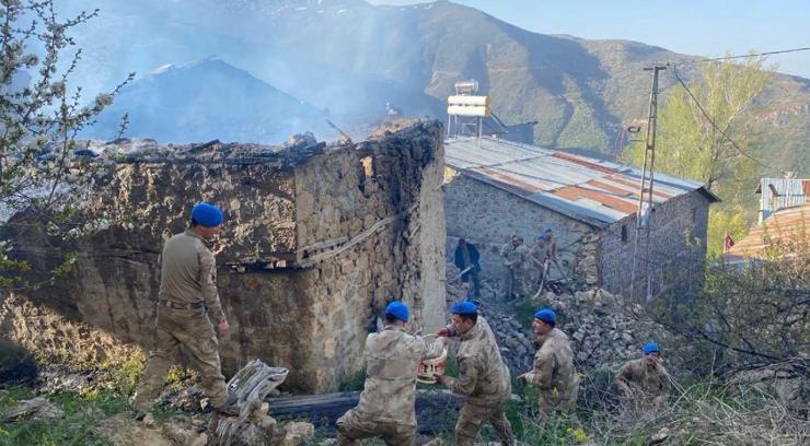Tunceli’de askeri helikopter, camide çıkan yangın için havalandı