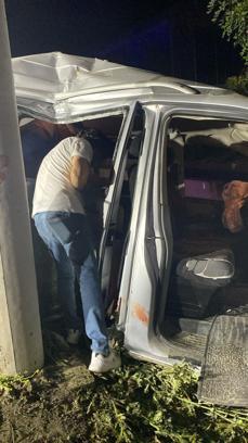 Tarsus'ta minibüs elektrik direğine çarptı: 2 ölü, 3 yaralı