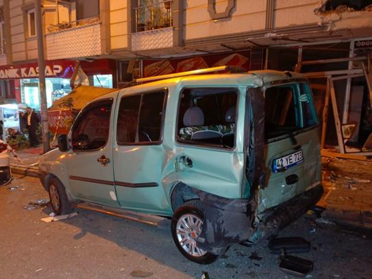 İstanbul-Esenyurt'ta yokuş aşağı kayan kamyon 11 araca çarptıktan sonra iş yerine girdi