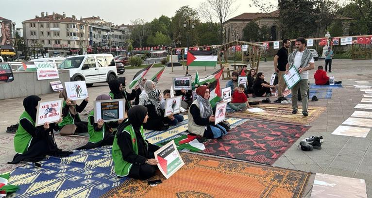 Gazze’ye yönelik abluka sessiz oturma eylemiyle protesto edildi