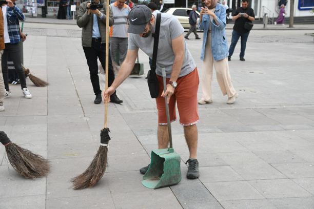 Aksaray'da '1 Mayıs' sosyal deneyi; ellerine süpürge alıp temizlik yaptılar