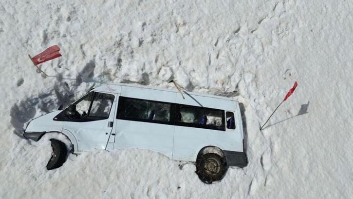 Çığ altında kalan minibüs, 5 ay sonra ortaya çıktı