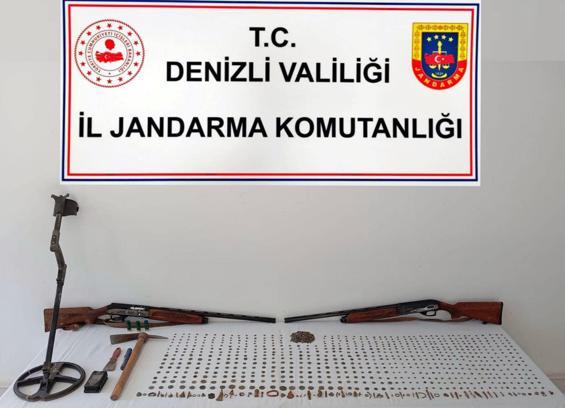 Evinde 1152 parça tarihi eserle yakalandı