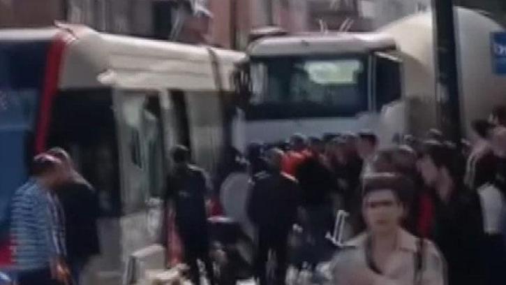 Zeytinburnu'nda beton mikseriyle tramvay çarpıştı