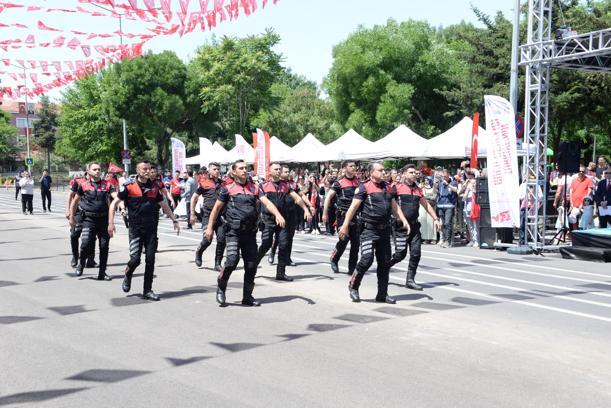 Diyarbakır’da 19 Mayıs kutlamalarında Yunus polislerinden zeybek gösterisi