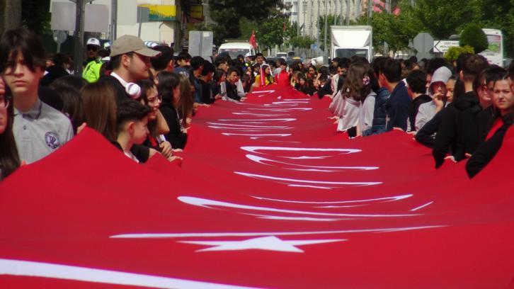 Bolu’daki 19 Mayıs kutlamalarında 105 metrelik Türk bayrağı taşındı
