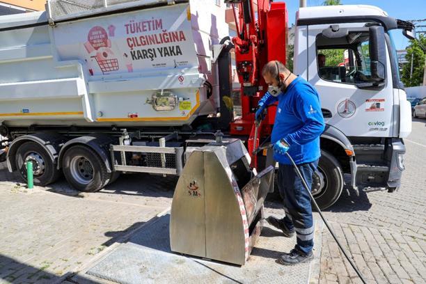 Karşıyaka'da çöp konteynerleri ilaçlanıyor