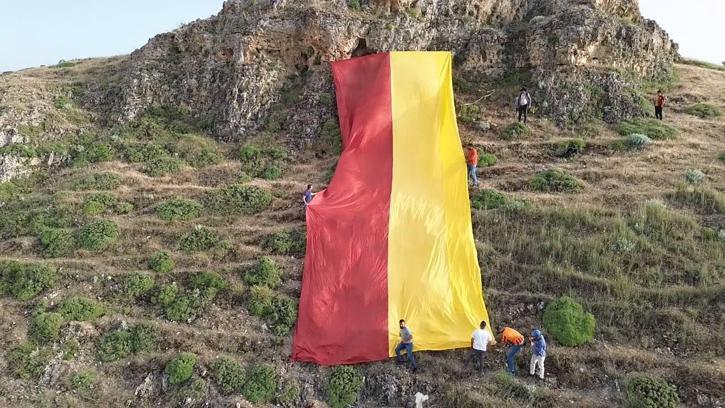 Taraftarlar, tepeye 500 metrekarelik Galatasaray bayrağı astı