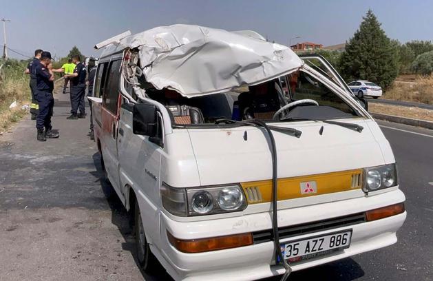 Manisa'da karşı şeride geçen hafif ticari araç, minibüsle çarpıştı: 1 ölü, 5 yaralı