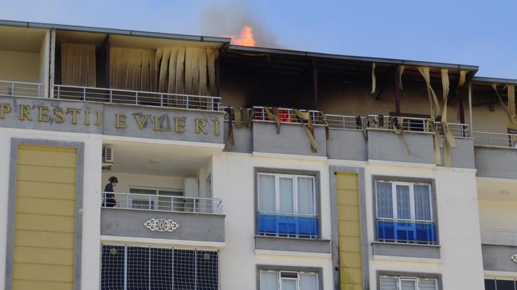 Gercüş'te çatı katında çıkan yangın panik yarattı; 20 kişi dumandan etkilendi