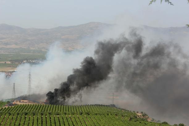Alaşehir'de eski çöp depolama alanında yangın; bağ evi ve otomobil yandı