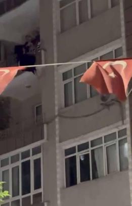 İstanbul - (Özel) Güngören'de DEAŞ operasyonunda 4'üncü kat balkonundan atlamaya çalışan kadını özel harekat kurtardı