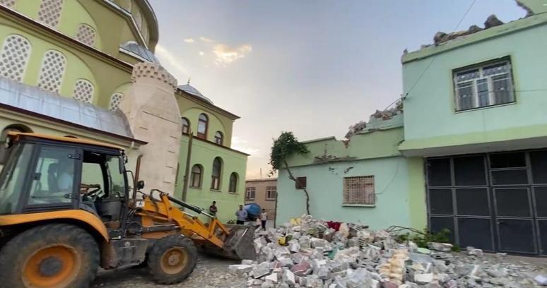 Diyarbakır'da kuvvetli rüzgarın devirdiği minare, evin üzerine düştü