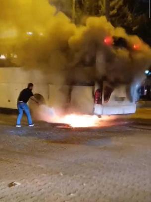 Seyir halindeyken alev alan yolcu otobüsü yandı; o anlar kamerada
